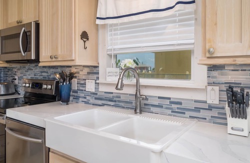Port Bolivar House | Cape Escape - Taste of Martha's Vineyard on Crystal Beach. Hot Tub w/view!