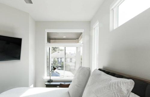 West End House | Capitol View Condos by One Fine Bnb - Paramount