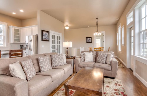 Roads End House | Carabel -Spacious/Beautiful New Hm w/Ocean Vws, Hot Tub Located in Roads End.