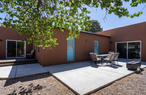 South Capitol House | Casa Buena, 3 BRs, WiFi, Fireplace, Near Santa Fe Plaza, Sleeps 6