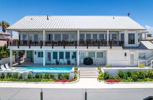 Key Allegro House | Casa Delfín - Family/Fun/Modern - Key Allegro location with panoramic bay views