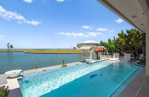 Key Allegro House | Casa Delfín - Family/Fun/Modern - Key Allegro location with panoramic bay views