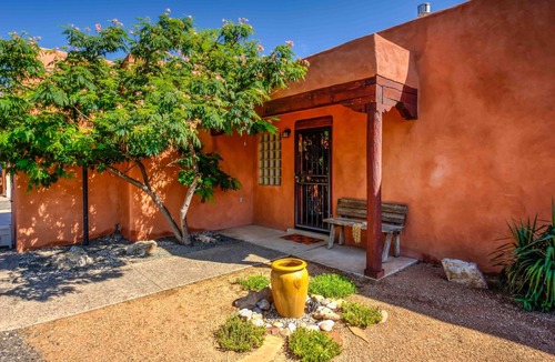Los Griegos House | Casa Los Griegos near Old Town, Bosque, Los Poblanos and Los Ranchos
