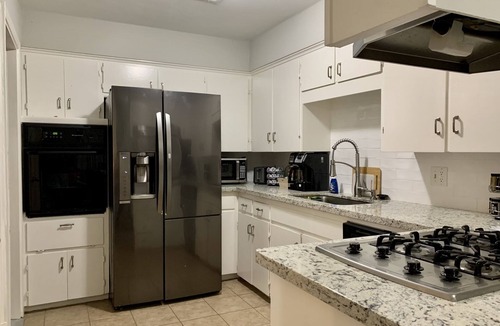 Baytown House | CasaVine@Baytown, E. Houston Getaway!