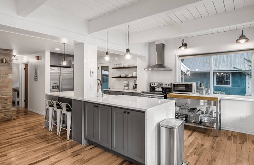 Gold Bar House | Cascade Jewel - gorgeous, remodeled w/expansive mountain views, hot tub, master suite