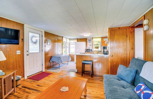 Poplar Ridge Cottage | Cayuga Lake Cottage: Private Dock & Deck!