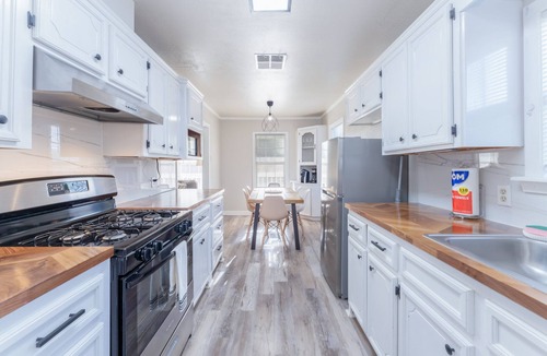 Del Mar House | Central 3BR Comfortable Family-Friendly Extd Stay