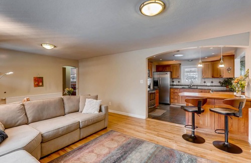 Baseline Sub House | ~ Central Boulder Gem - Walk to CU/Folsom - 20 acre park out the back gate ~