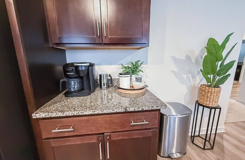 Grand Rapids House | Central Luxe 5BR/4 Ensuite BA: 2 Miles from Downtown, Grill & Outdoor Seating