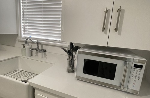 NoHo Arts District House | Central to NoHo, Burbank, Studio City, Pet-Friendly, 2 Parking Spaces King Bed