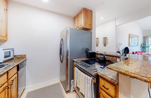Avon Condo | Centrally located condo with balcony, deck, & W/D - walk to ski lifts