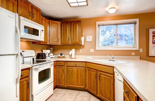North Park City Condo | Centrally-located Park City condo w/a shared pool, hot tub, & firepit