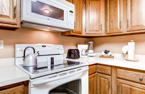 North Park City Condo | Centrally-located Park City condo w/a shared pool, hot tub, & firepit