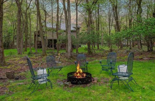 Lake Harmony Estates Ski Chalet | Chalet on Chalet by AvantStay Bright Cabin w Deck Fire Pit Near Lake