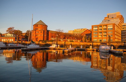 Thompson Square - Bunker Hill Boat Rental | Charlestown Houseboat Walk to attractions Be rocked to sleep