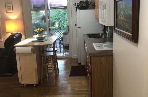 Wakefield-Peacedale Apartment | Charming 1 bedroom apartment close to downtown shopping, restaurants and beaches
