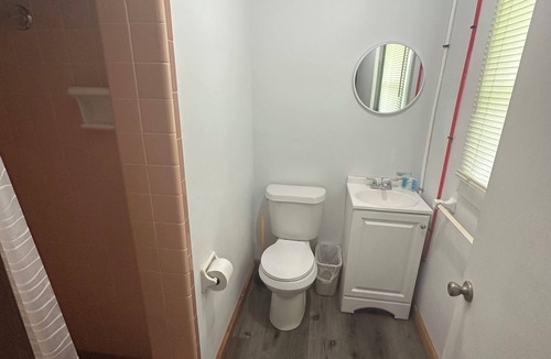 Isabella Apartment | Charming 1-bedroom in roadside motel in Copperhill with bar & grill on-site