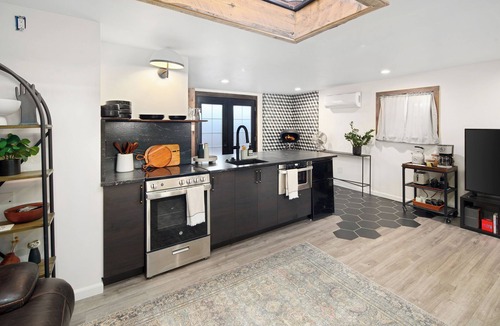 Platt Park Cottage | Charming 1BR carriage house walking to S Pearl St, Denver - WiFi, AC, Kitchen
