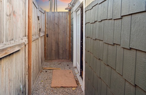 Platt Park Cottage | Charming 1BR carriage house walking to S Pearl St, Denver - WiFi, AC, Kitchen