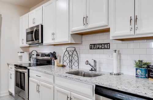 Issue Condo | Charming 2 Bedroom Downtown Vacation Rental: Stroll to Shops and River with Ease