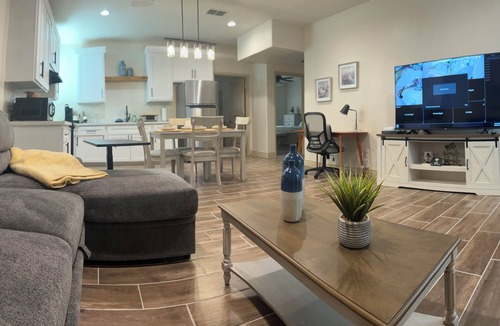Eastern Division Cottage | Charming 2-bedroom cottage in Laredo with high-speed WiFi, AC