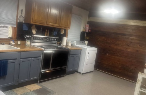 Como House | Charming 2-bedroom farmhouse in wonderful Gleason with AC, WiFi