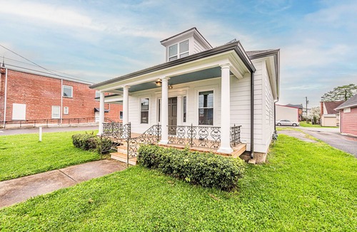Franklin House | Charming 2-bedroom house newly updated in tranquil Franklin, walk to the square