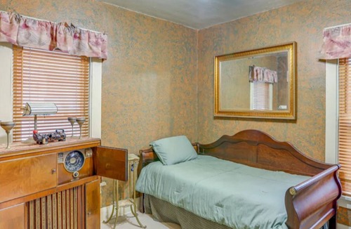 Downtown Toledo House | Charming 2-bedroom house in delightful Toledo with WiFi, AC, fitness room