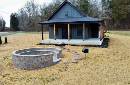 Dickel Cabin | Charming 2-bedroom lakefront cabin in marvelous Wartrace with WiFi, Kayaks