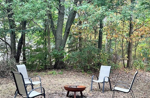 Bridgman House | Charming 2-bedroom pet friendly house, close to Weko Beach & Wine Trail