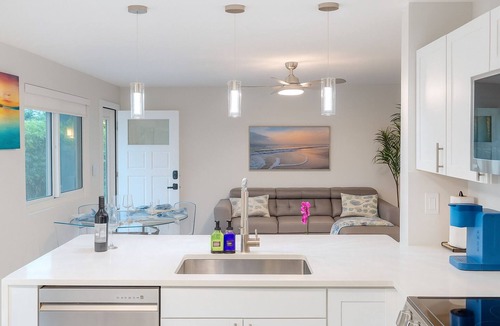Melaleuca Gardens House | Charming 2-bedroom house with AC, WiFi in marvelous Dania Beach