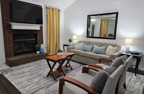 Ellendale House | Charming 3-bedroom Home - near BARTLETT-Comfortable & Convenient.