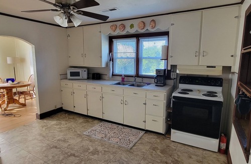 Bardwell House | Charming 3-bedroom house near ball park in quiet neighborhood