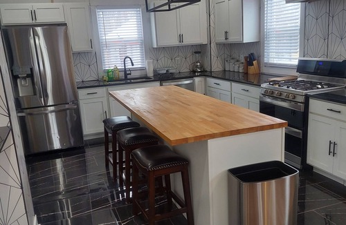 Drayton Plains House | Charming 4-Bedroom Home in Detroit with AC & WiFi