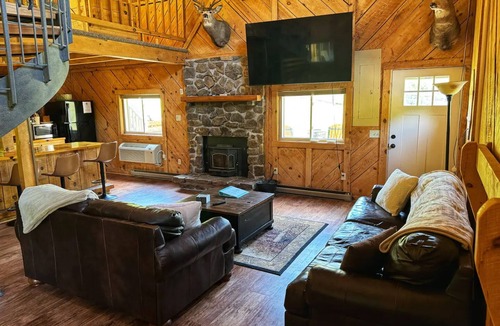 Arthur Cabin | Charming cabin in Appalachian mountains of Cabins, WV with full amenities