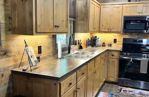 State Road Cabin | Charming cabin in State Road with WiFi, AC, and big window to watch wildlife.