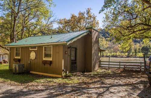 Draper Cabin | Charming Cabin only 20 ft from New River! 1BS4