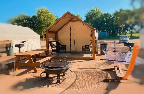 Fentress Cabin | Charming, Comfy Cabin on the San Marcos River!