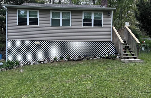 Mount Marion House | Charming cottage with lake access, wood burning fire place, and WiFi