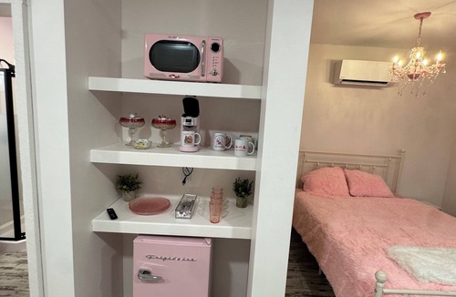 Lebanon Apartment | Charming Dolly Themed Studio on beautiful 40 Acres in Lebanon TN near Nashville