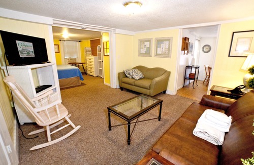 Savannah Beach Cottage | Charming Ground-Floor Suite w/Full Kitchen & Free WiFi - Near Dining & Shops