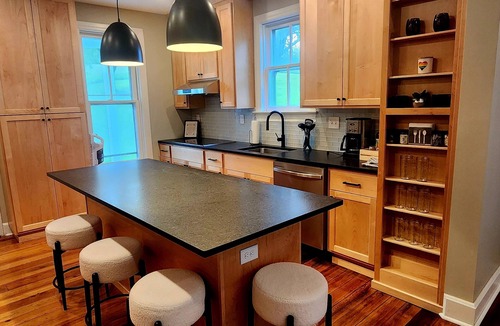 Brownsville House | Charming Historic Victorian 4 bedroom guesthouse in Rohrersville with WiFi, AC