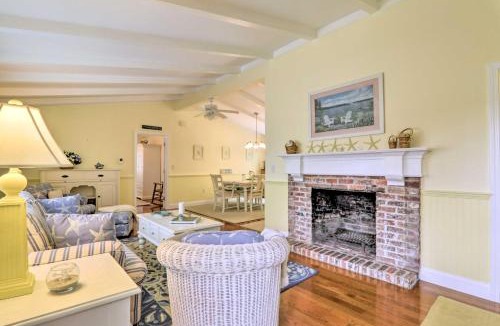 Hyannis Port House | Charming Hyannis Cottage 1 Mi to Beach!
