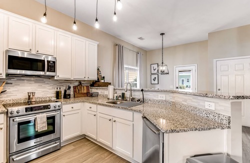 Port Wentworth House | Charming, immaculate coastal home with furnished porches, AC, & washer/dryer