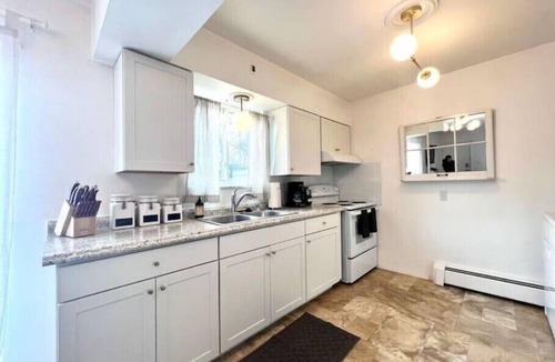 Dartmoor House | Charming Mid Century 2-Bedroom with Parking 1 Mile From The Big House & Downtown