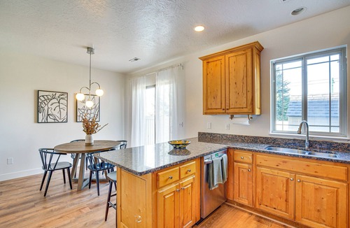 Sunset Heights House | Charming Orem Townhome: 5 Mi to BYU!