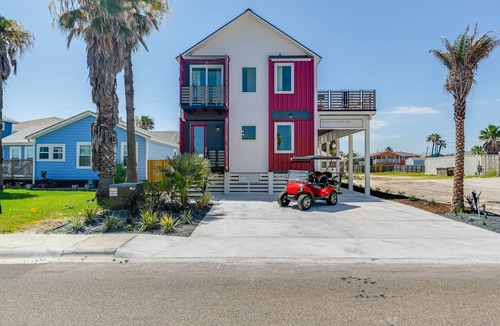 Shibui Sands House | Charming Retreat, cocktail pool, walking distance to the beach!