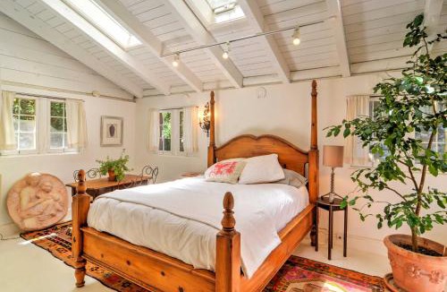 Tesuque House | Charming Santa Fe Studio Cabin with Patio and Yard!