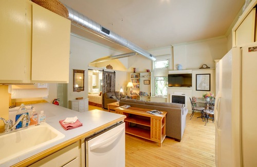 Saugatuck Condo | Charming Saugatuck Condo w/Private Deck + Grill!