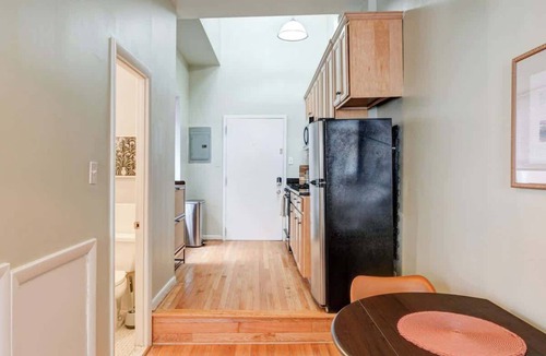 Center City East Apartment | Charming Studio w/King Bed in Washington Square